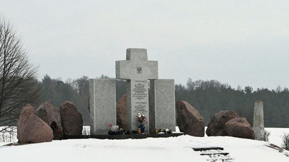 Ukraynalı faşistler ikinci Dünya Savaşı’nda katledilen Polonyalılara adanan anıta  saldırdı