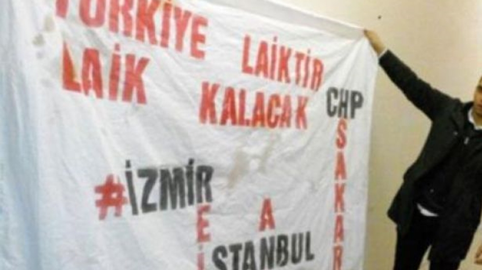 ‘Türkiye laiktir, laik kalacak’ pankartı açan CHP’liler saldırıya uğradı, gözaltına alındı