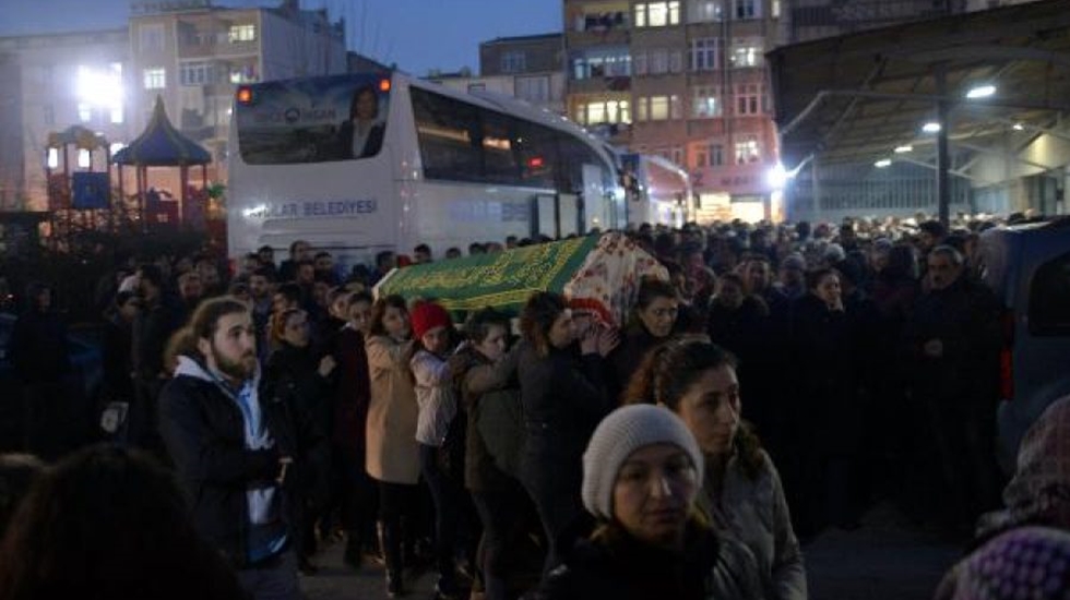 Boşanmak istediği eşi tarafından öldürülen Sinem’in cenazesini kadınlar taşıdı
