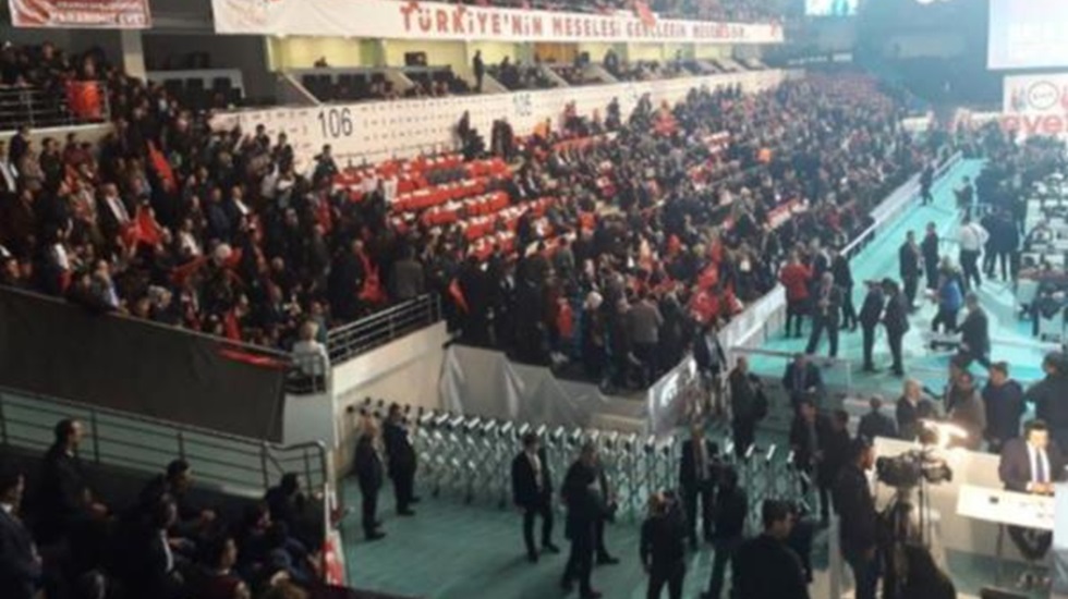 “Evet” kampanyasının ilk gününde AKP’den boş trübünlere…