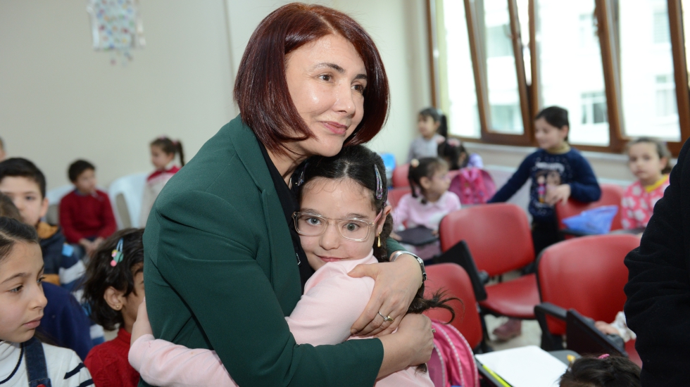 Avcılar’da çocuklar artık sokakta mendil satmıyor, okula gidiyor