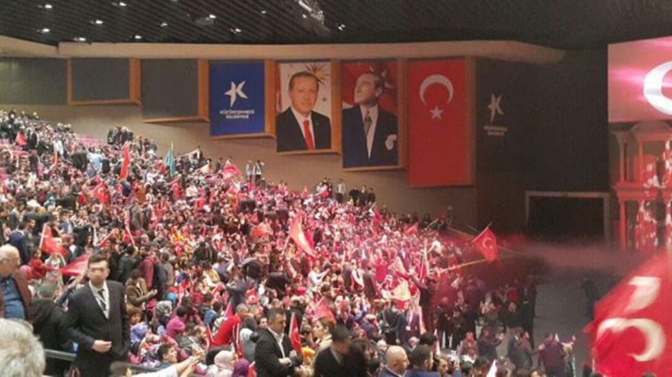 MHP’nin Erdoğan aşkı; Salonu Erdoğan posterleriyle donattılar