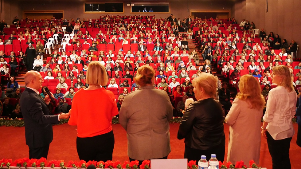 Akgün: Ülkemizi aydınlık yarınlara kadınlar taşıyacaktır!