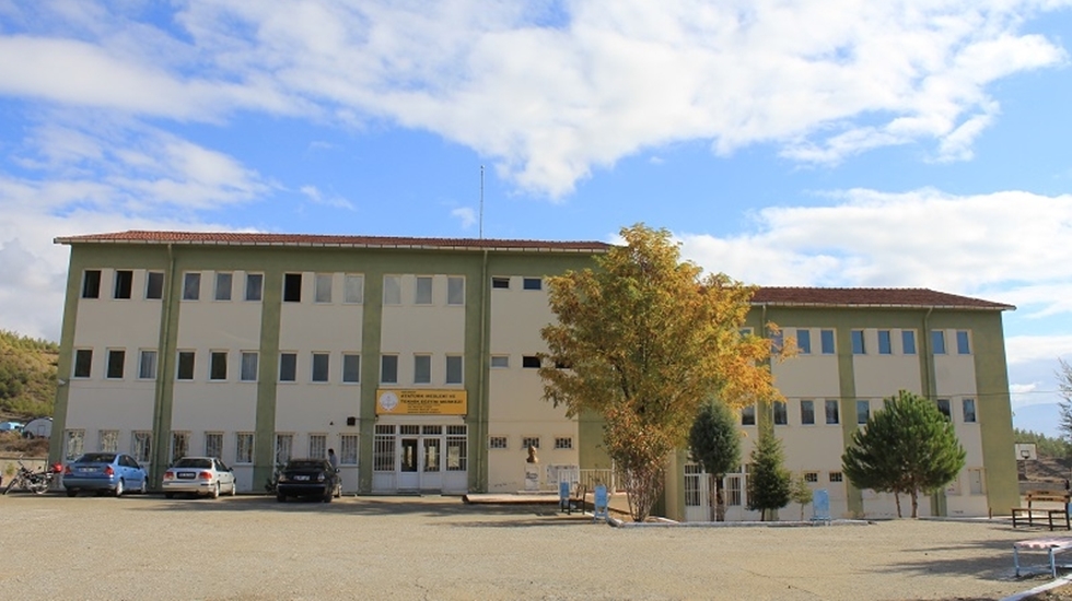 AKP’nin mitingi nedeniyle okulları tatil ettiler