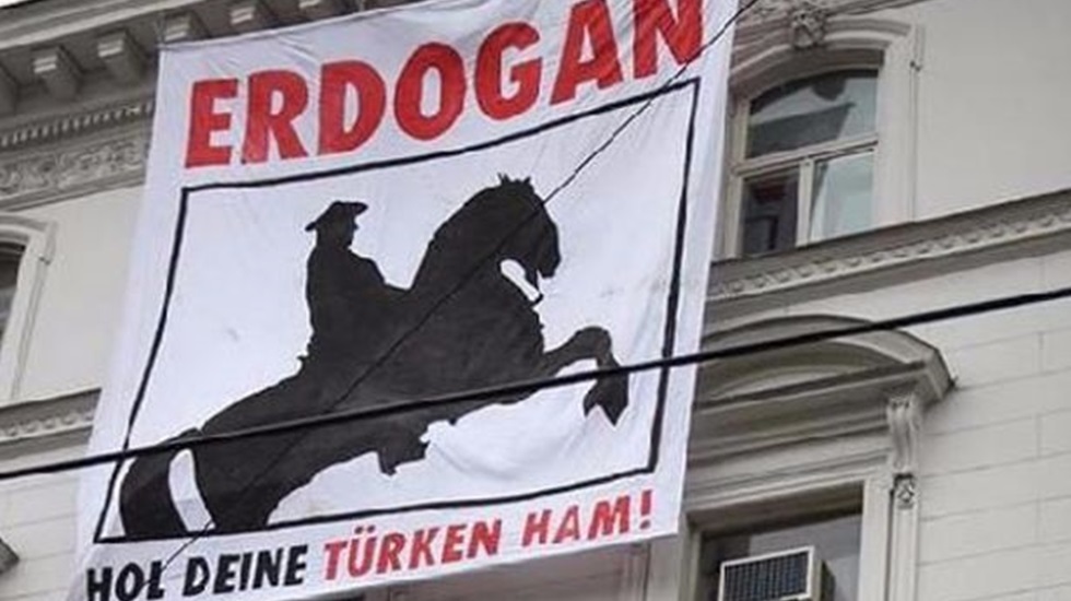 Viyana’da Türk Büyükelçiliği’ne “Erdoğan, Türkleri al götür” yazılı pankart asıldı
