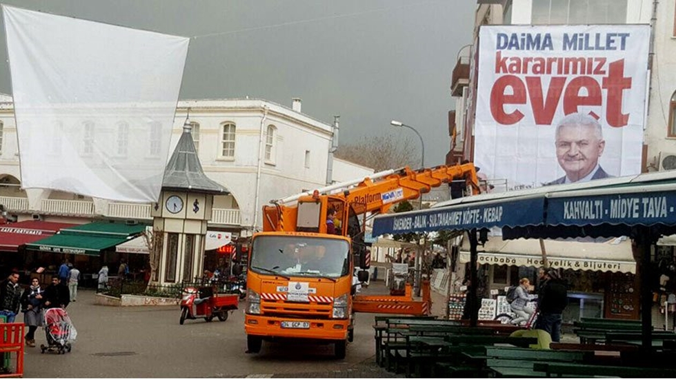 AKP’ye yasak yok: Belediye araçlarıyla her yere ‘evet’ pankartı!