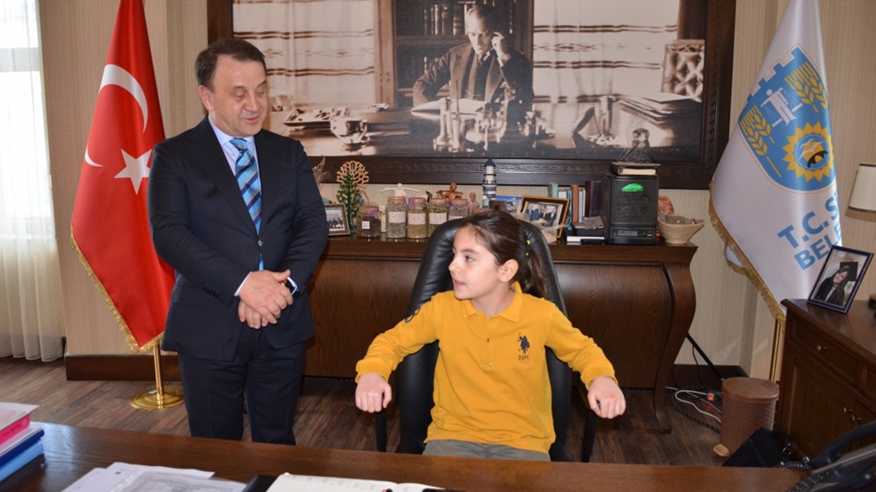 Başkan Işıklar koltuğu çocuklara devretti