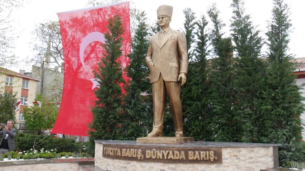23 Nisan Atatürk heykeliyle taçlandı