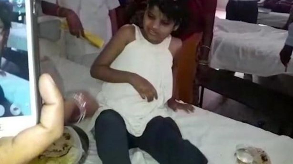 Küçük kız yabani hayatta ormanda maymunlarla yaşarken bulundu