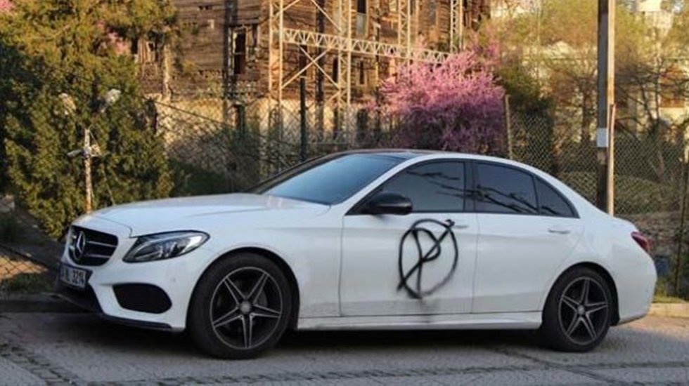 Beşiktaş’ta yaya yoluna park eden araçlar boyandı