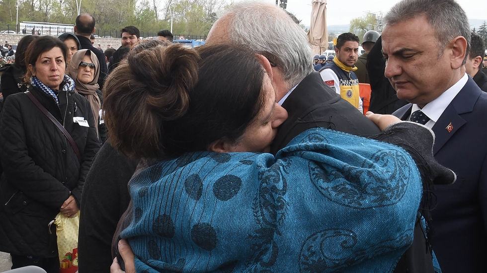 Şehit Üsteğmen’in annesi Kılıçdaroğlu’na sarılıp ağladı