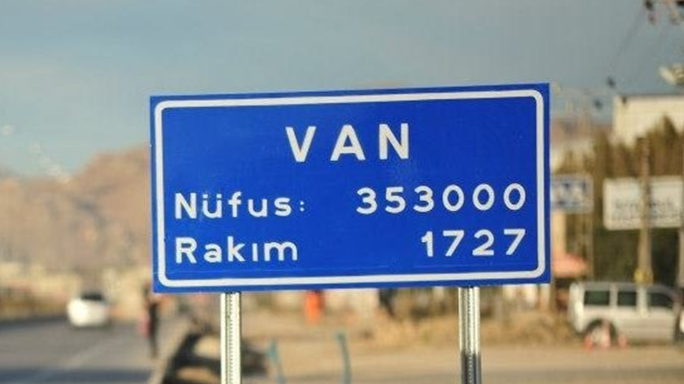 AKP’nin Van mitingi bitti, Kentte HDP’nin de miting yapması beklenirken gösteri ve yürüyüşler yasaklandı