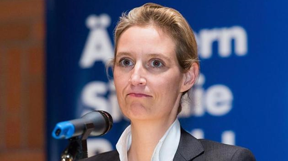 Sağcı AfD’nin lideri Alice Weidel, Almanya’da başörtüsü yasağı istedi