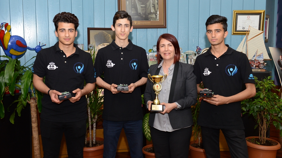 Avcılarlı gençlerin robotu AVC-Tesla ödül aldı