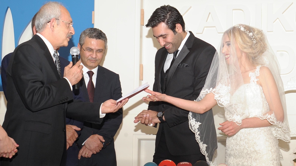 Kılıçdaroğlu, Gezi’de bir gözünü kaybeden Hülya Arslan’ın nikah şahitliğini yaptı
