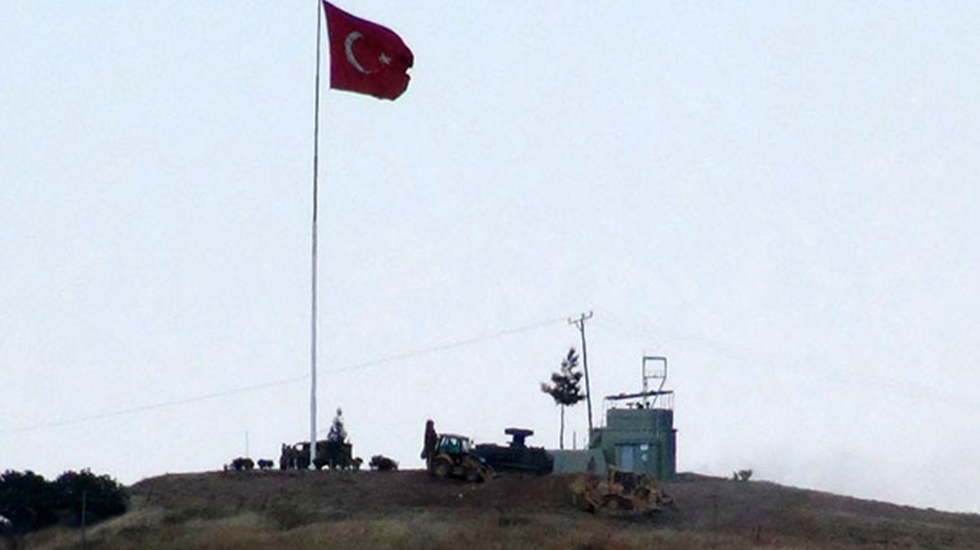 Suriye sınırına mevzi kazılıyor