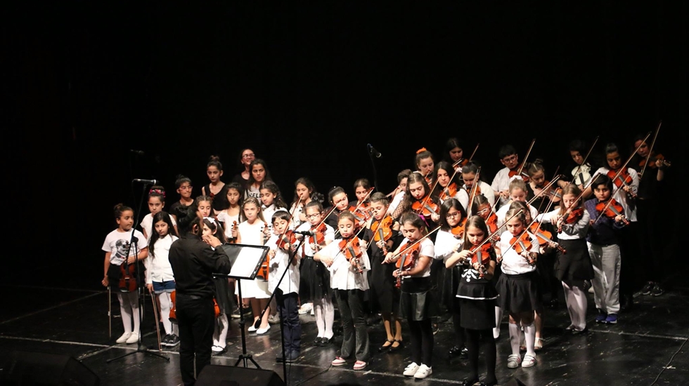 Miniklerin büyüleyici keman dinletisi