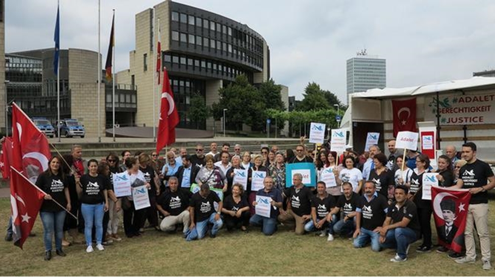 CHP Düsseldorf’ta ‘adalet çadırı’ kurdu