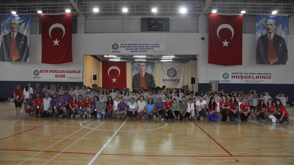 ‘Yaz Spor Okulu’na katılan çocukların madalya sevinci