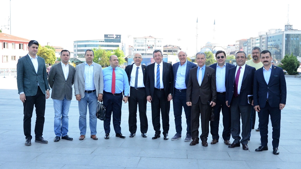 CHP’li vekiller MİT TIR’ları davasını izlemek için adliye de