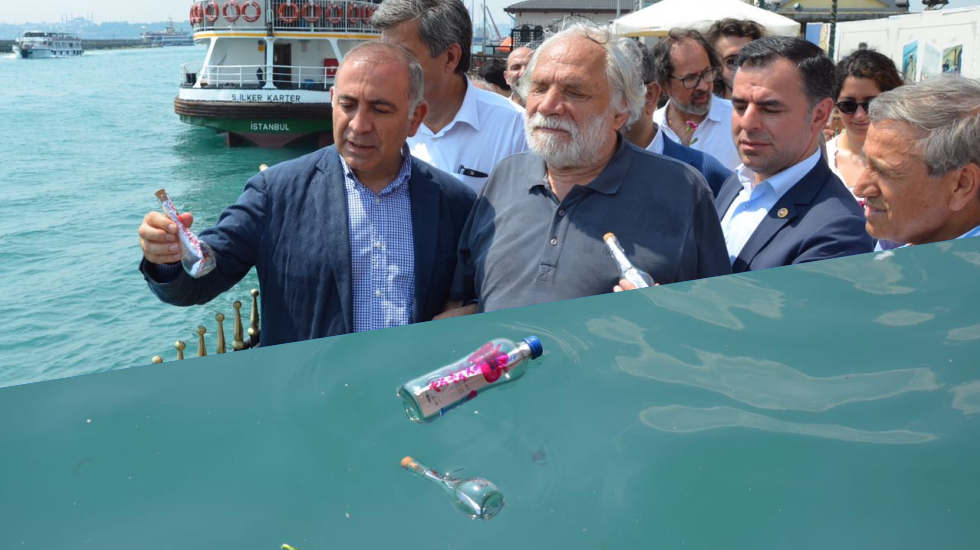 Denize “Tutuklu gazetecilere özgürlük” yazılı şişeler bırakıldı