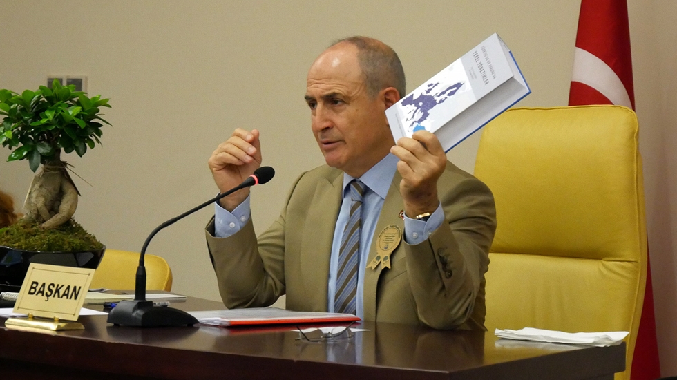 Akgün, yerel yönetimlerin kitabını yazdı