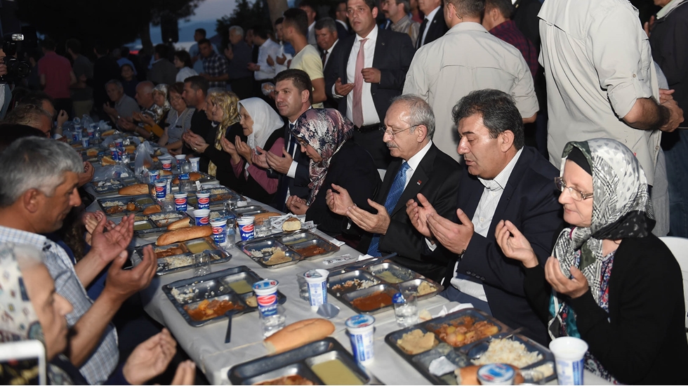 Kılıçdaroğlu Burdur’lularla Sokak sofrasında iftar yaptı