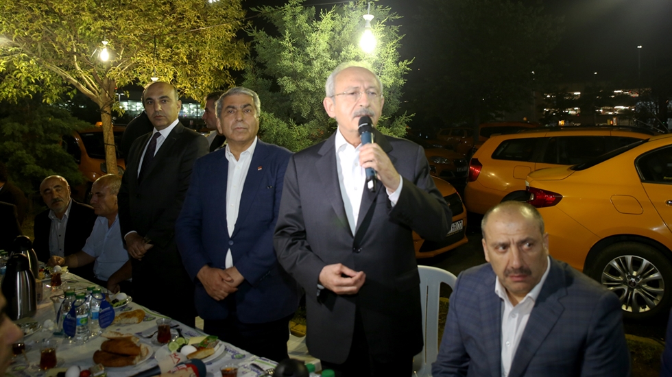 Kılıçdaroğlu AHL’de taksi şoförleriyle sahur yaptı
