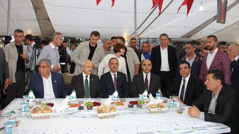CHP Lideri Kemal Kılıçdaroğlu Bakırköy’de pazarcılarla iftar açtı