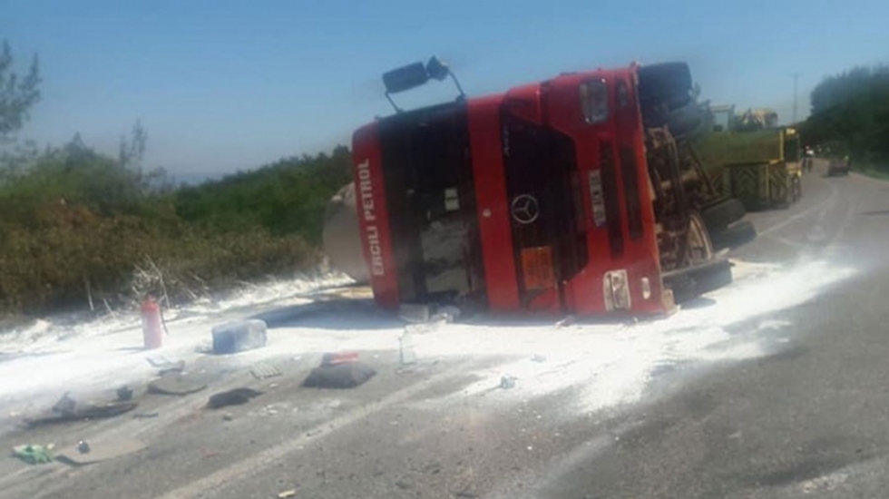 Tanker devrildi: 27 ton asit çevreye yayıldı