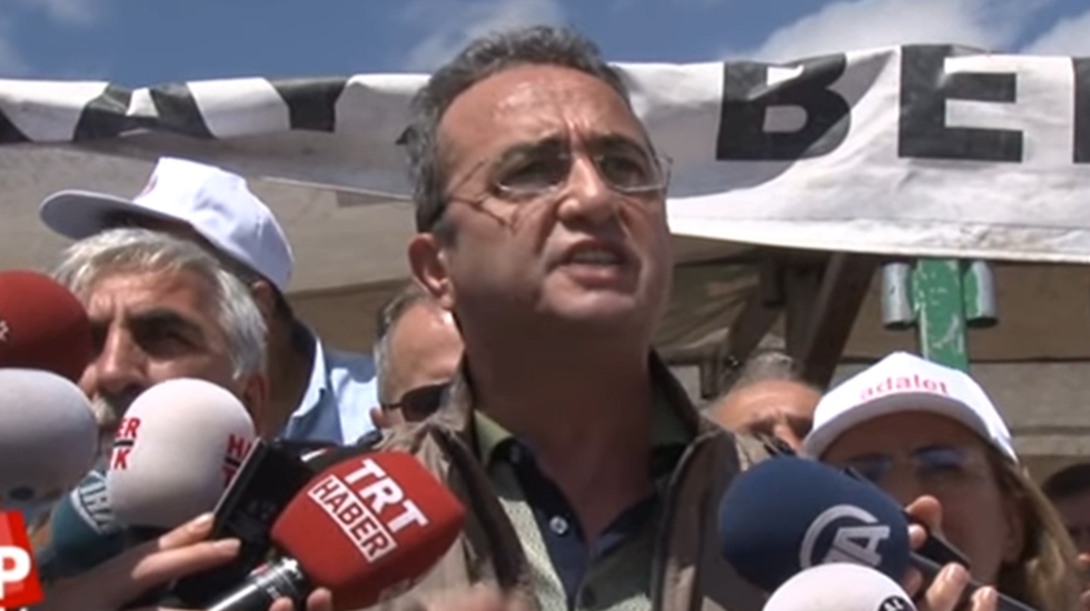 Tezcan:  “Adalet Bakanı, Başbakan, Cumhurbaşkanı belli ki telaşa düşmüşler”