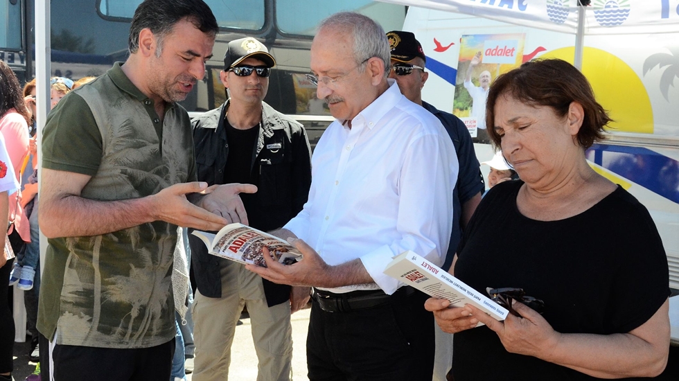 Yarkadaş, Kılıçdaroğlu’na  son kitabı “Adalet”i hediye etti