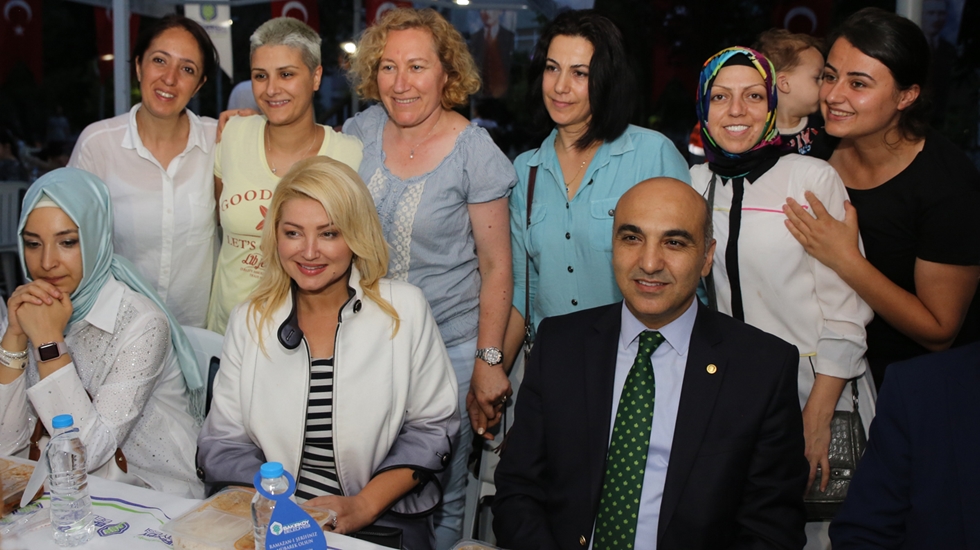 Ünlü Televizyoncu Zahide Yetiş, Bakırköy’de Mahalle İftarında