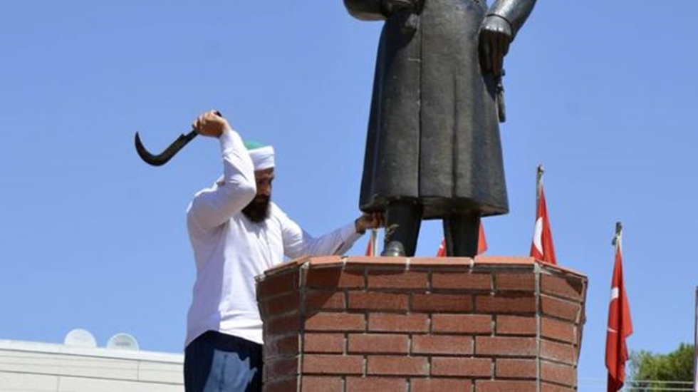 ‘Dinimizde putperestlik yoktur’ diye Atatürk heykeline