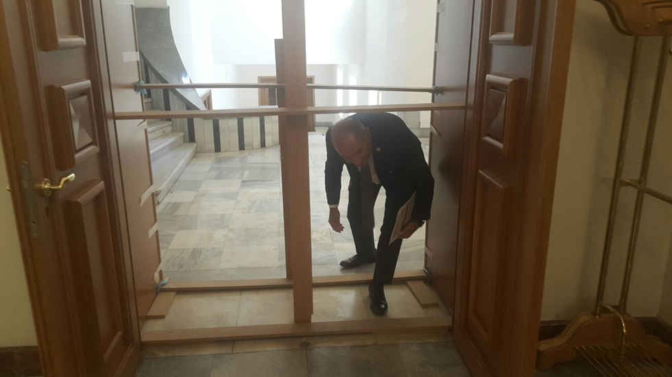 İktidar, muhalefet milletvekillerinin karşısına kapı engeli çıkarttı