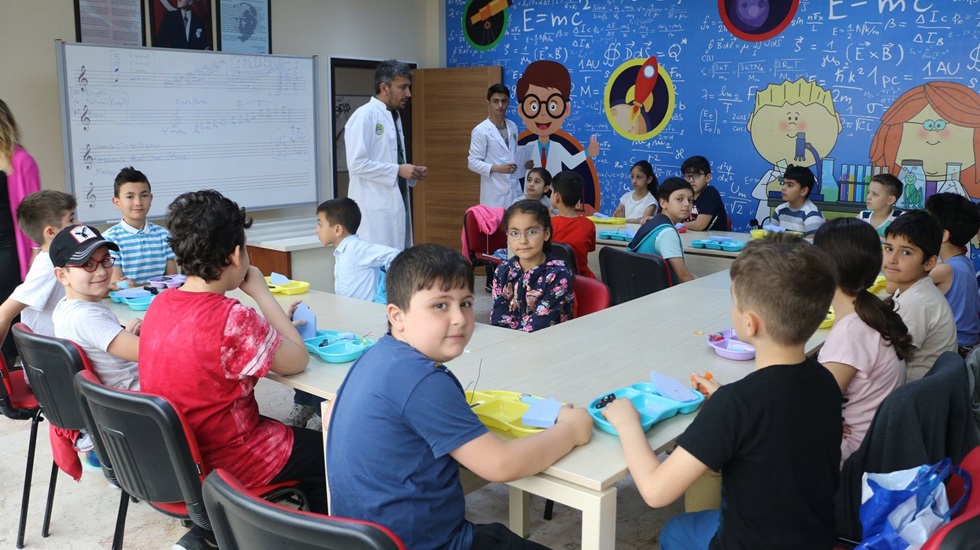 Avcılar Belediyesi Kent Enstitülerinde Bilim Atölyesi dersleri başladı.