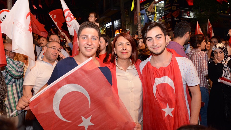 Avcılar da Atatürk posterleriyle Cumhuriyet ve Demokrasi nöbetleri