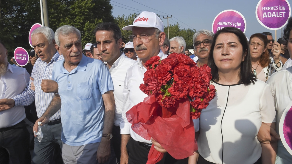 Erdoğan’dan Ahmet Türk’e: Hani hastaydı, baktık ki baya yürüyebiliyor, bunlar nasıl hasta?