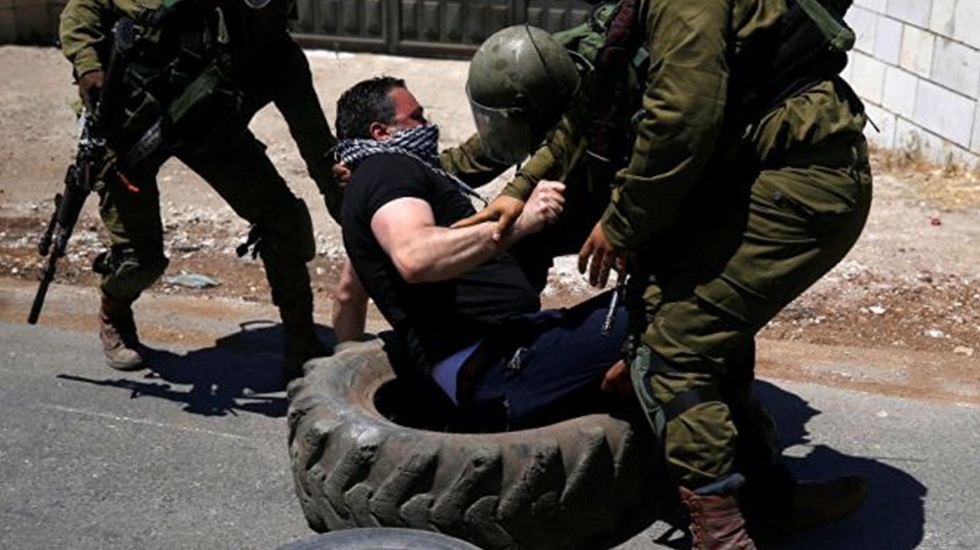 İsrail polisi Mescid-i Aksa önünde toplanan Filistinlilere saldırdı: 57 yaralı