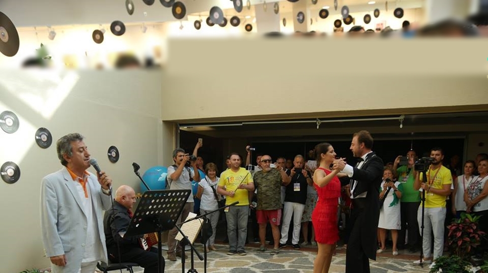 Bir döneme damgasını vuran taş plaklar sergilendi