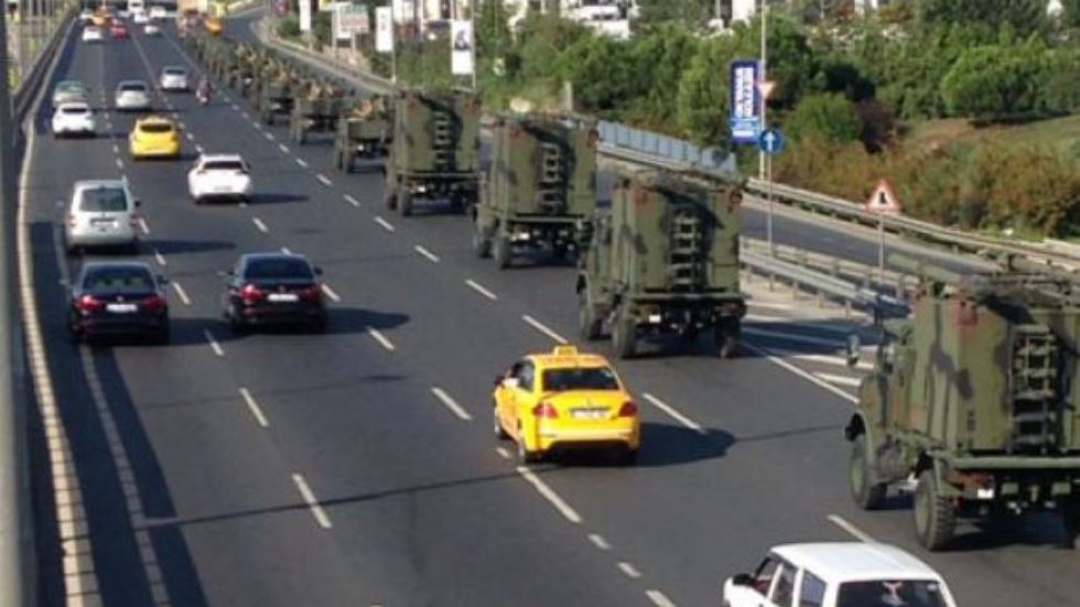 İstanbul E-5’de yüzlerce metrelik askeri konvoy