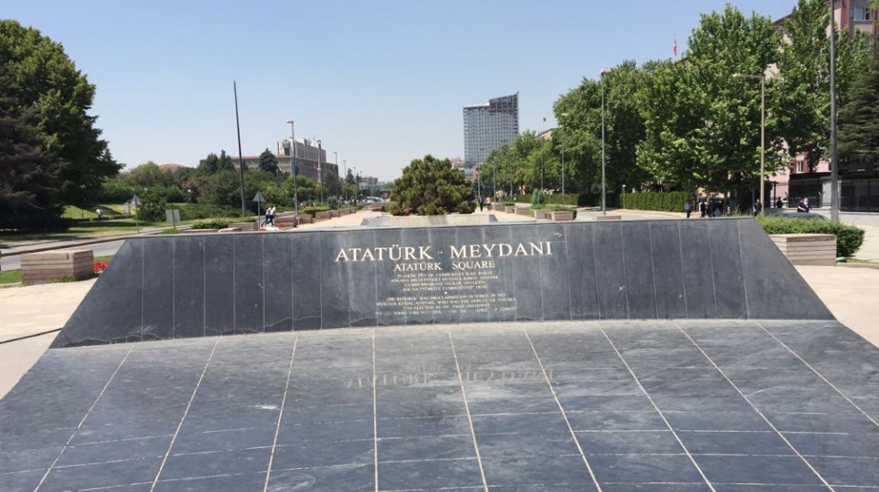 TBMM’nin önü: “İsmi Atatürk Meydanı olduğu için mi bu kadar bakımsız bırakılıyor”