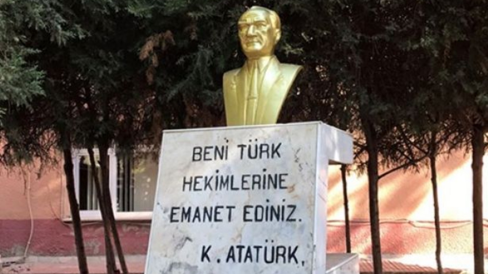 Saldırıya uğrayan Atatürk büstü yenilendi