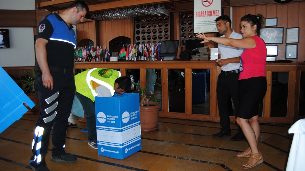 Büyükçekmece’de işyerlerine geri dönüşüm kutuları yerleştiriliyor