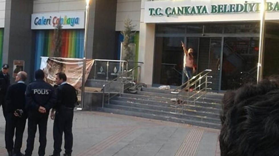 Çankaya Belediyesi önünde bomba paniği