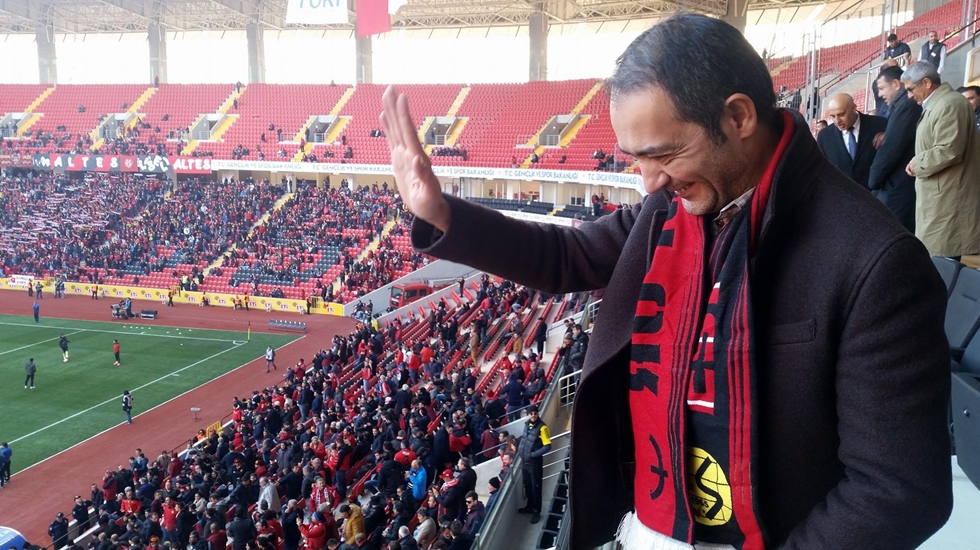 CHP’li Yüksel ‘örgüt kurmak’ suçundan gözaltına alınan Eskişehirsporlu taraftarlara sahip çıktı