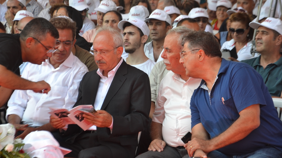 CHP’nin sağa göz kırpması kendi tabanında karşılık bulmuyor