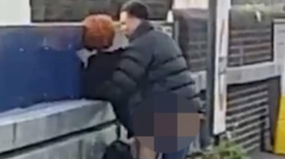 Gündüz vakti, tren istasyonunda kimselere aldırış etmeden seviştiler