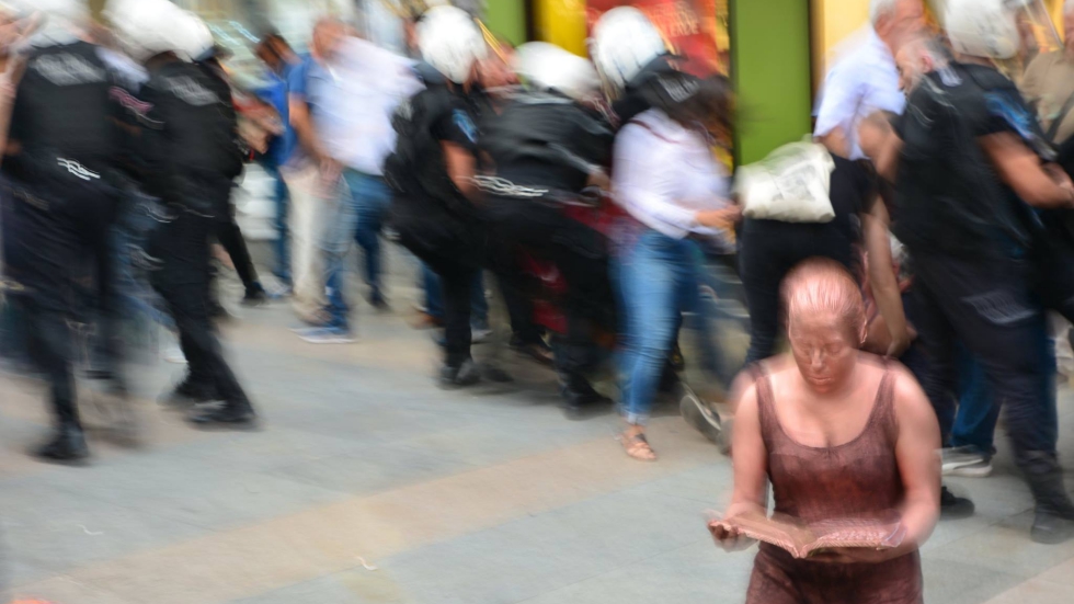 Kadıköy’de eyleme müdahale eden polis performans sanatçısını heykel sandı