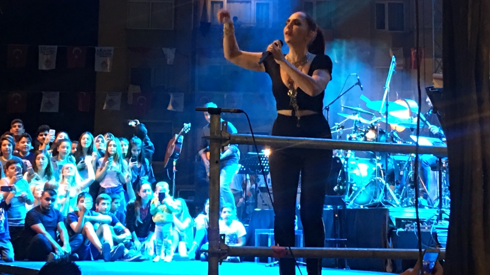 Sertab Erener Çatalca Belediye Başkanını Kara’yı sahneden kovdu